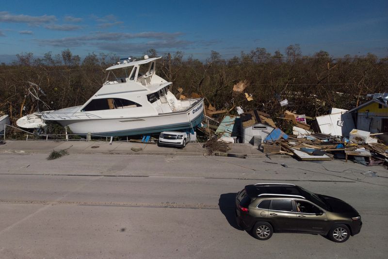&copy; Reuters. Uma lancha destruída em cima de um carro é vista após passagem do furacão Ian, em Fort Myers Beach, na Flórida. REUTERS/Marco Bello