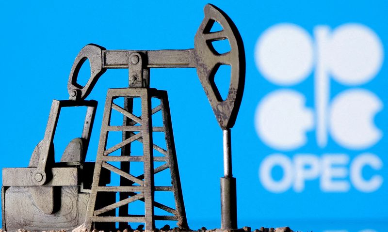 © Reuters. FILE PHOTO: A 3D-printed oil pump jack is seen in front of the OPEC logo in this illustration picture, April 14, 2020. REUTERS/Dado Ruvic/File Photo