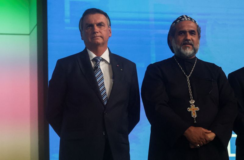 © Reuters. Bolsonaro ao lado de Padre Kelmon no debate da Globo
29/09/22
Ricardo Moraes/REUTERS