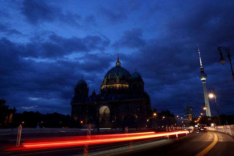 © Reuters. FILE PHOTO: The Television Tower glows at dusk next to the Protestant Berlin Cathedral with a reduced lighting to save energy due to Russia's invasion of Ukraine in Berlin, Germany August 5, 2022. REUTERS/Lisi Niesner