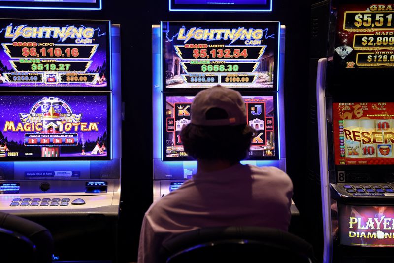 &copy; Reuters. 　オーストラリアは国民１人当たりのギャンブルによる損失額が世界最大だが、パンデミックでギャンブル施設が閉鎖を余儀なくされたため業界に変化が生じ、従来よりも規制が難しいオン
