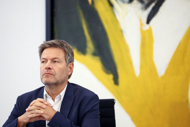 &copy; Reuters. German Economics Minister Robert Habeck speaks as he attends a news conference about how to handle high gas prices, at the Chancellery in Berlin, September 29, 2022. REUTERS/Lisi Niesner