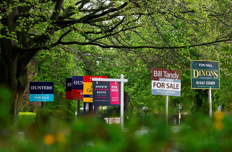 &copy; Reuters. FILE PHOTO: Property estate agent sales and letting signs are seen outside an apartment building in Lichfield, Britain, May 3, 2022. REUTERS/Andrew Boyers