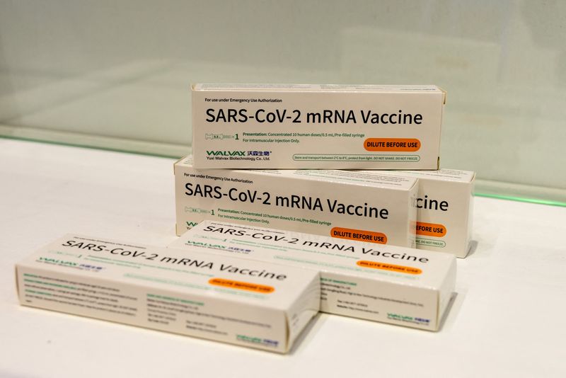 &copy; Reuters. FOTO DE ARCHIVO: Cajas de la vacuna de ARN mensajero (ARNm) de Walvax Biotechnology contra la enfermedad del coronavirus (COVID-19)  expuestas en una feria comercial en Shanghái, China el 16 de abril de 2021. Diario de China vía REUTERS