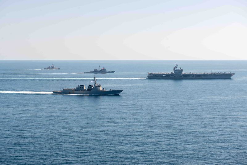 &copy; Reuters. Buques navales surcoreanos y estadounidenses, incluido el portaaviones USS Ronald Reagan, participan en un ejercicio naval conjunto frente a la costa de Corea del Sur, en esta foto facilitada por la Marina surcoreana y difundida por Yonhap el 29 de septie