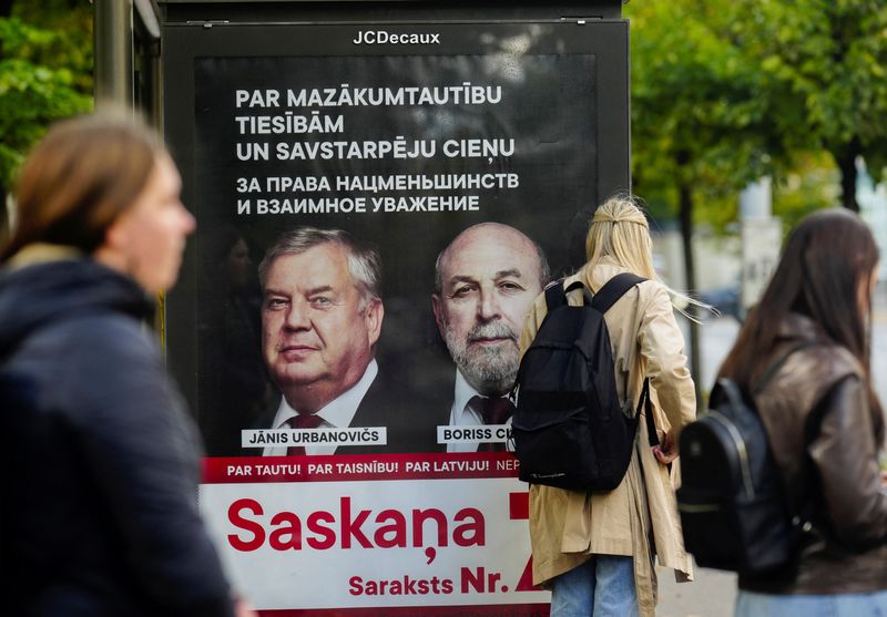 &copy; Reuters. FOTO DE ARCHIVO: Un cartel de la campaña electoral que muestra a los líderes del partido Armonía en una parada de autobús público en Riga, Letonia, el 28 de septiembre de 2022. REUTERS/Ints Kalnins