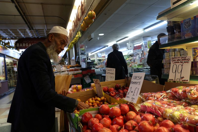 &copy; Reuters. FOTO DE ARCHIVO: Productos alimenticios en un puesto de mercado en Sunderland, Reino Unido, 28 de septiembre de 2022. REUTERS/Lee Smith/File Photo