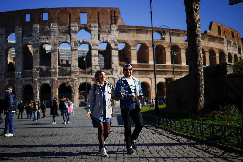 إيطاليا تلغي إلزامية وضع الكمامات في وسائل النقل العام