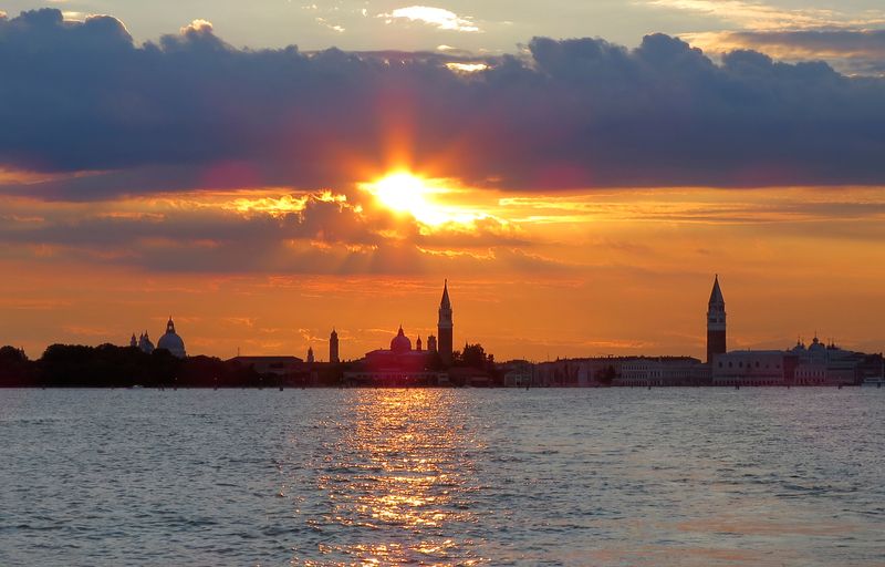 &copy; Reuters. FILE PHOTO: The city skyline of Venice is seen during the sun sets in the Venetian lagoon, Italy, June 20, 2016.   REUTERS/Fabrizio Bensch