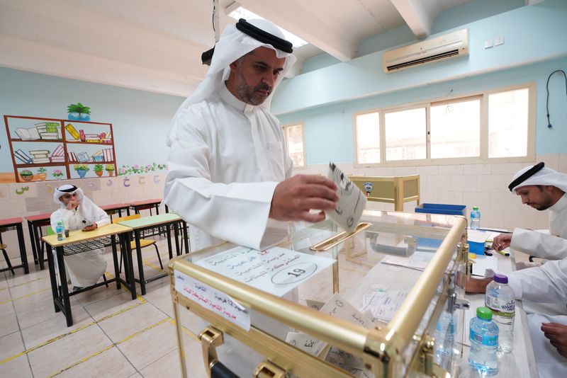 &copy; Reuters. رجل يدلي بصوته في الانتخابات البرلمانية الكويتية يوم الخميس. تصوير: ستيفاني ماكجهي - رويترز.