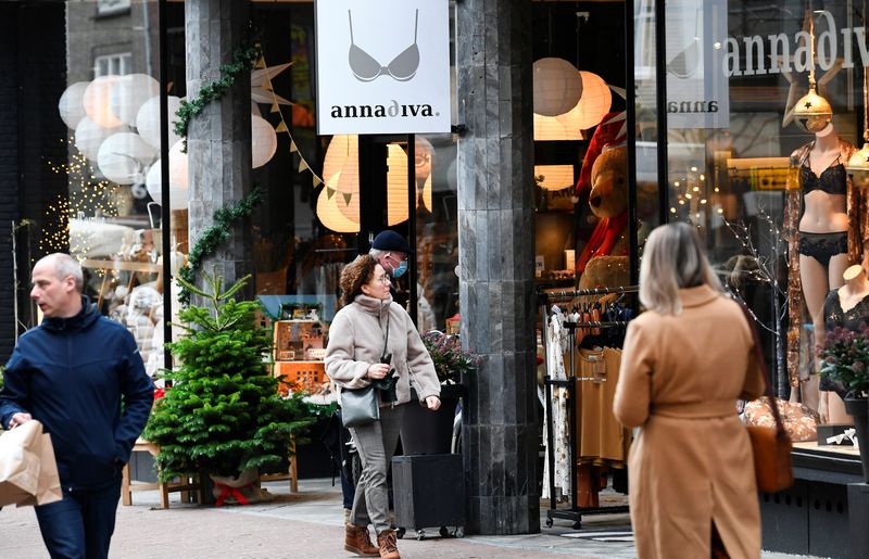 &copy; Reuters. Les gens font du shopping à Nimègue, aux Pays-Bas. /Photo prise le 18 décembre 2021/REUTERS/Piroschka van de Wouw