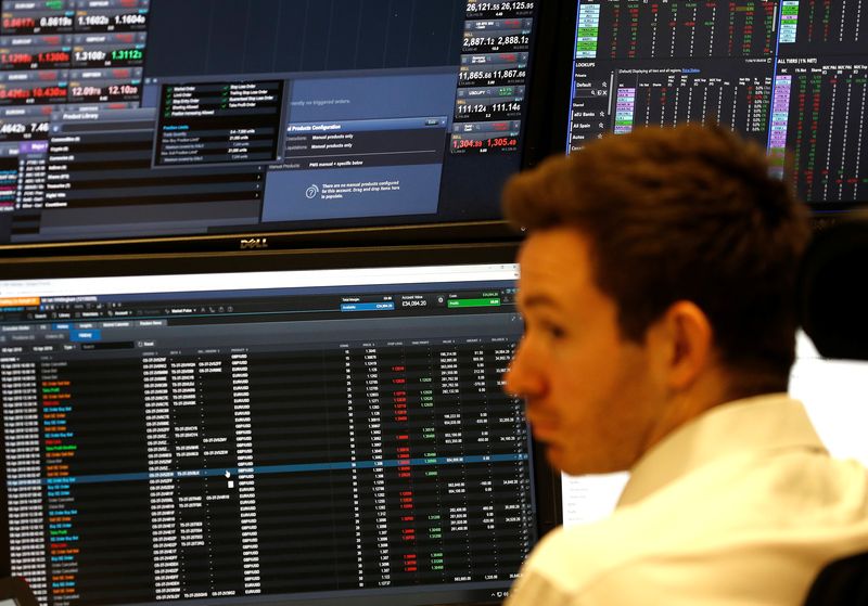 &copy; Reuters. Un trader travaille à son bureau chez CMC Markets, à Londres. /Photo prise le 11 avril 2019/REUTERS/Peter Nicholls