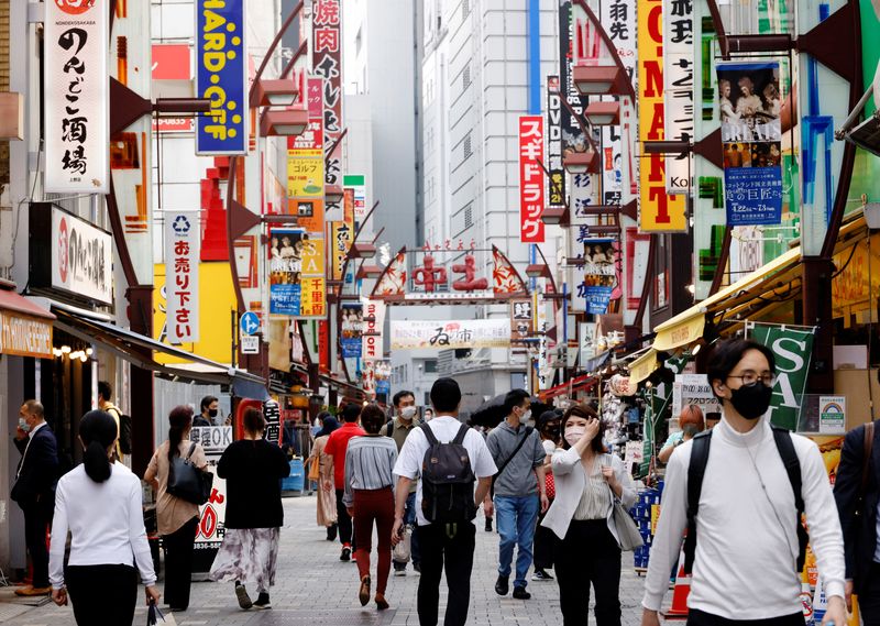 &copy; Reuters. FILE PHOTO: People make their way at  Ameyoko shopping district in Tokyo, Japan, May 20, 2022. REUTERS/Kim Kyung-Hoon/File Photo