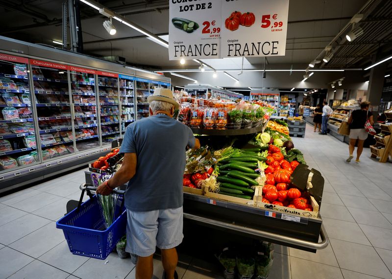 &copy; Reuters. A customer shops in a supermarket in Nice, France, August 18, 2022. REUTERS/Eric Gaillard