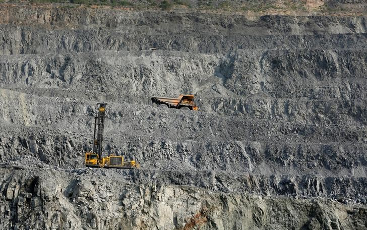 &copy; Reuters. Imagen de archivo de la mina a tajo abierto de plomo y zinc de Gorevsky GOK en Novoangarsk, Rusia.