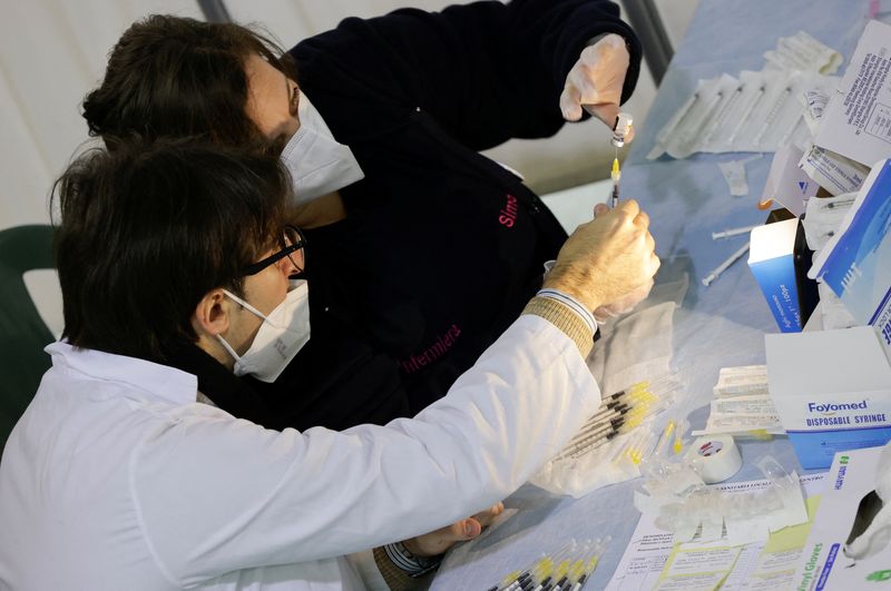 &copy; Reuters. Personale medico si prepara a somministrare la vaccinazione contro il coronavirus (COVID-19) agli alunni di una scuola elementare di Napoli, Italia, 12 gennaio 2022. REUTERS/Ciro De Luca
