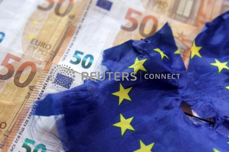 &copy; Reuters. A torn European Union flag is placed on Euro banknotes, September 7, 2022 in this picture illustration. REUTERS/Dado Ruvic/Illustration