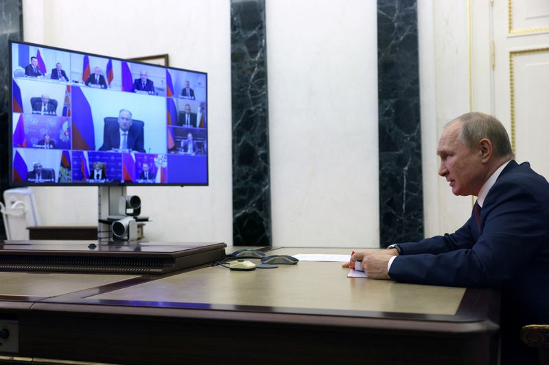 &copy; Reuters. الرئيس الروسي فلاديمير بوتين يحضر اجتماعا مع أعضاء مجلس الأمن القومي عبر الفيديو  يوم الخميس. صورة لرويترز .   