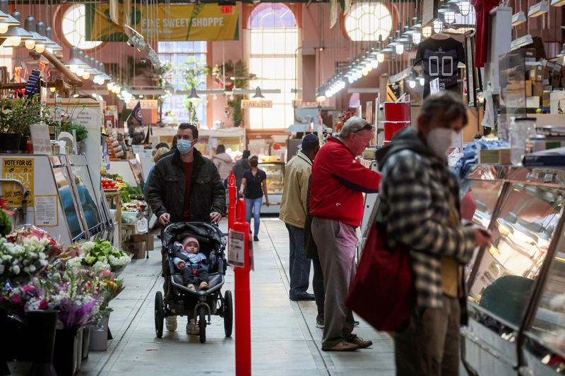 &copy; Reuters. People shop at the Eastern Market in Washington, U.S., February 11, 2022. REUTERS/Brendan McDermid