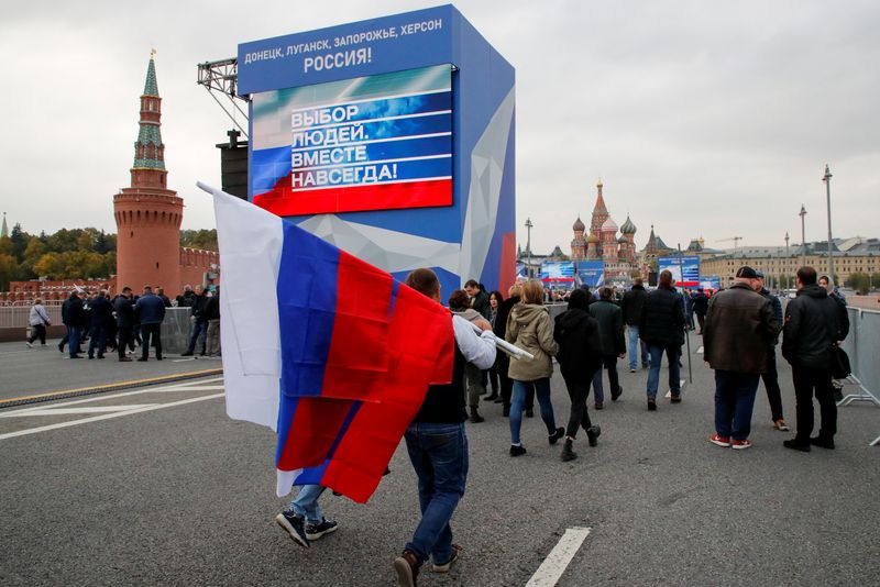 &copy; Reuters. People walk towards Red Square to attend events marking the annexation of the Russian-controlled territories of four Ukraine's Donetsk, Luhansk, Kherson and Zaporizhzhia regions, after holding what Russian authorities called referendums in the occupied ar