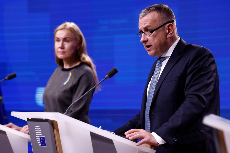© Reuters. Czech Republic's Deputy Prime Minister Jozef Sikela and European Commissioner for Energy Kadri Simson hold a news conference after a European Union Energy Ministers meeting on high energy prices, in Brussels, Belgium September 30, 2022. REUTERS/Yves Herman