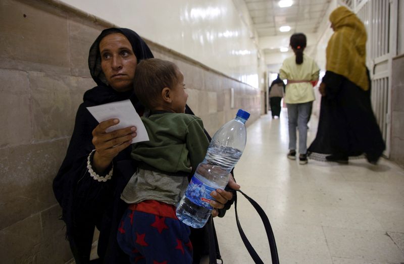 &copy; Reuters. Mulher carrega filho com suspeita de cólera em Hasaka, na Síria
 24/9/2022    REUTERS/Orhan Qereman 