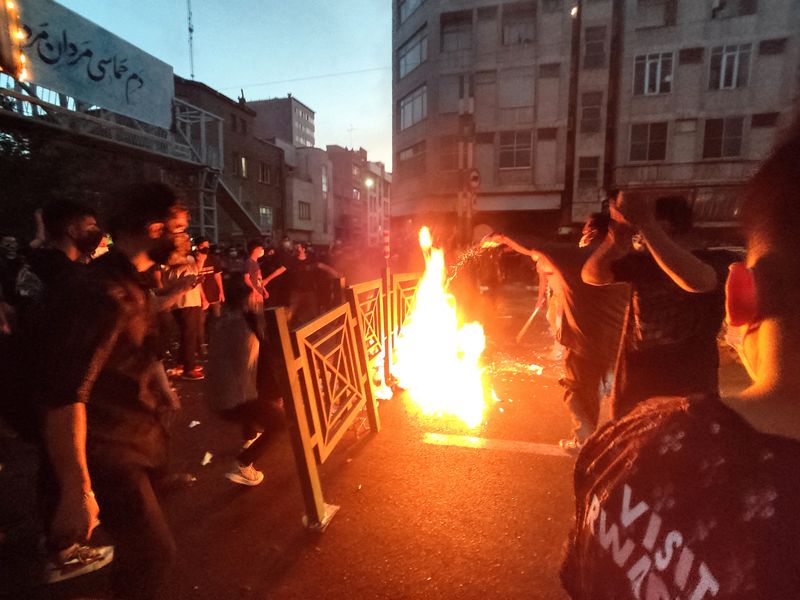 &copy; Reuters. أشخاص يشعلون النار بالعاصمة الإيرانية طهران في 21 سبتمبر أيلول 2022 احتجاجا على وفاة مهسا أميني. صورة لرويترز من وكالة أنباء غرب آسيا (وانا) .   