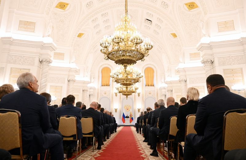 &copy; Reuters. حضور يستمعون لكلمة الرئيس الروسي فلاديمير بوتين في مراسم لإعلان ضم أربع مناطقة أوكرانية إلى روسيا في الكرملين يوم الجمعة. هذه الصورة حصلت ع