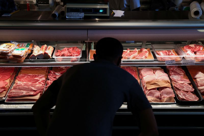 &copy; Reuters. شخص يشاهد قطعا من اللحم داخل ثلاجة بمتجر للجزارة بنيويورك في الثامن من أغسطس آب 2022. تصوير : أندرو كيللى- رويترز .