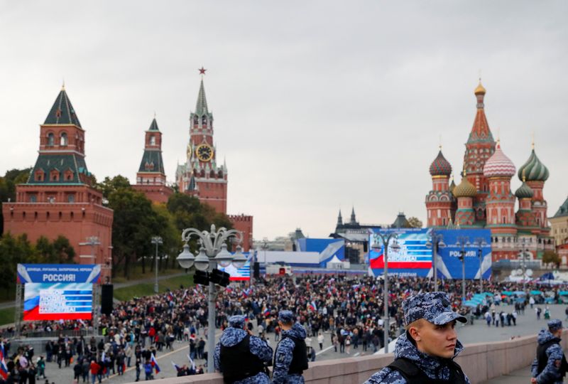 © Reuters. Law enforcement officers stand guard as people walk towards Red Square to attend events marking the annexation of the Russian-controlled territories of four Ukraine's Donetsk, Luhansk, Kherson and Zaporizhzhia regions, after holding what Russian authorities called referendums in the occupied areas of Ukraine that were condemned by Kyiv and governments worldwide, in central Moscow, Russia, September 30, 2022. REUTERS/REUTERS PHOTOGRAPHER