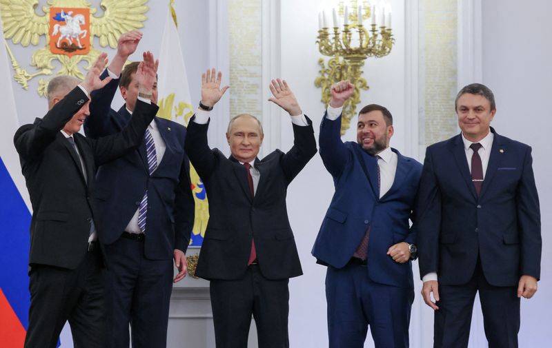 © Reuters. Russian President Vladimir Putin and Denis Pushilin, Leonid Pasechnik, Vladimir Saldo, Yevgeny Balitsky, who are the Russian-installed leaders in Ukraine's Donetsk, Luhansk, Kherson and Zaporizhzhia regions, attend a ceremony to declare the annexation of the Russian-controlled territories of four Ukraine's Donetsk, Luhansk, Kherson and Zaporizhzhia regions, after holding what Russian authorities called referendums in the occupied areas of Ukraine that were condemned by Kyiv and governments worldwide, in the Georgievsky Hall of the Great Kremlin Palace in Moscow, Russia, September 30, 2022. Sputnik/Mikhail Metzel/Pool via REUTERS