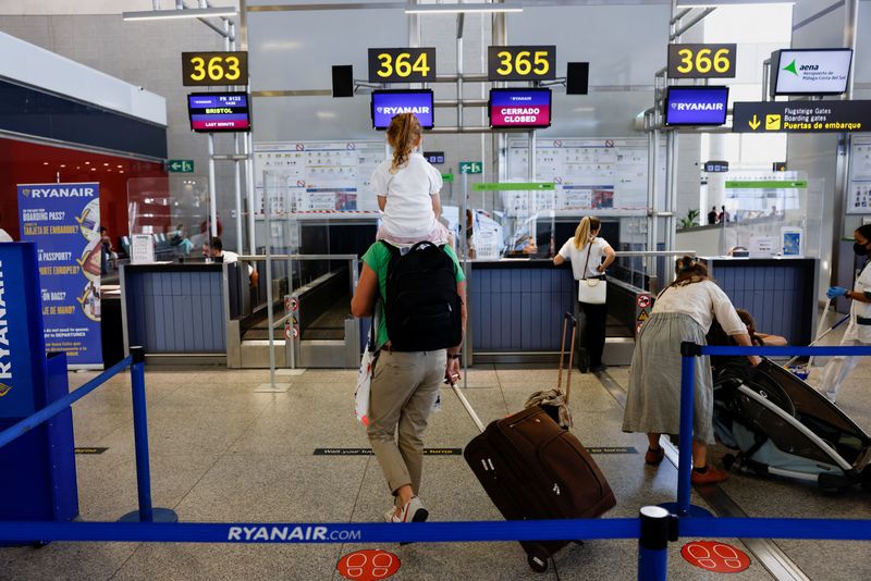&copy; Reuters. FILE PHOTO: Ryanair passengers queue at check-in desks during a cabin crew strike, at Malaga-Costa del Sol Airport, in Malaga, Spain, July 1, 2022. REUTERS/Jon Nazca/File Photo