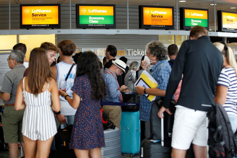 © Reuters. Passengers try to get another air ticket at the Munich Airport during a warning strike staged by Lufthansa ground staff over 9.5 % pay claim by Germany's public sector workers union Verdi in Munich, Germany July 27, 2022. REUTERS/Michaela Rehle