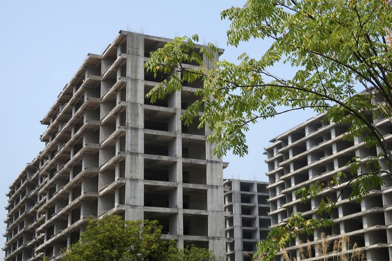 &copy; Reuters. FILE PHOTO: Unfinished apartment buildings stand at a residential complex developed by Jiadengbao Real Estate in Guilin, Guangxi Zhuang Autonomous Region, China September 17, 2022. REUTERS/Eduardo Baptista/File Photo