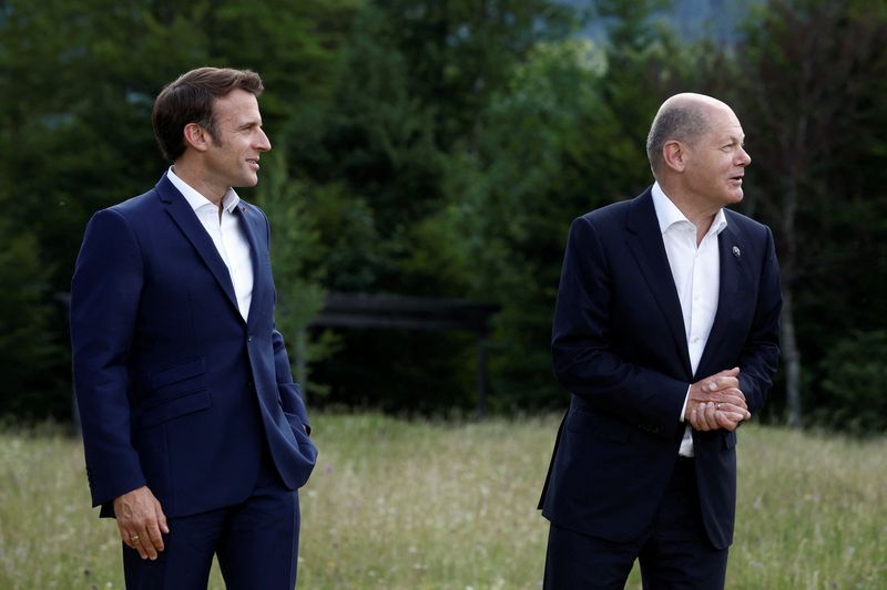 &copy; Reuters. Le président français Emmanuel Macron et le chancelier allemand Olaf Scholz lors d'un sommet du G7 en Allemagne. /Photo prise le le 26 juin 2022/REUTERS/Benoit Tessie