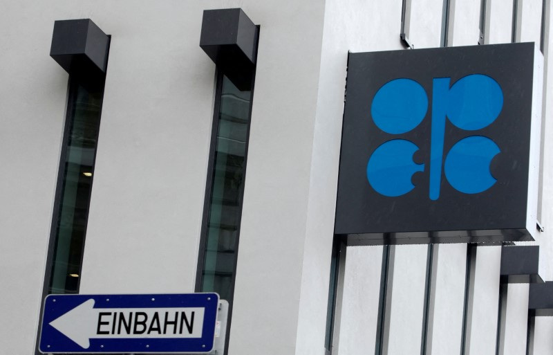 &copy; Reuters. FOTO DE ARCHIVO. El logo de la Organización de Países Exportadores de Petróleo (OPEP) en el exterior de la sede de la OPEP en Viena