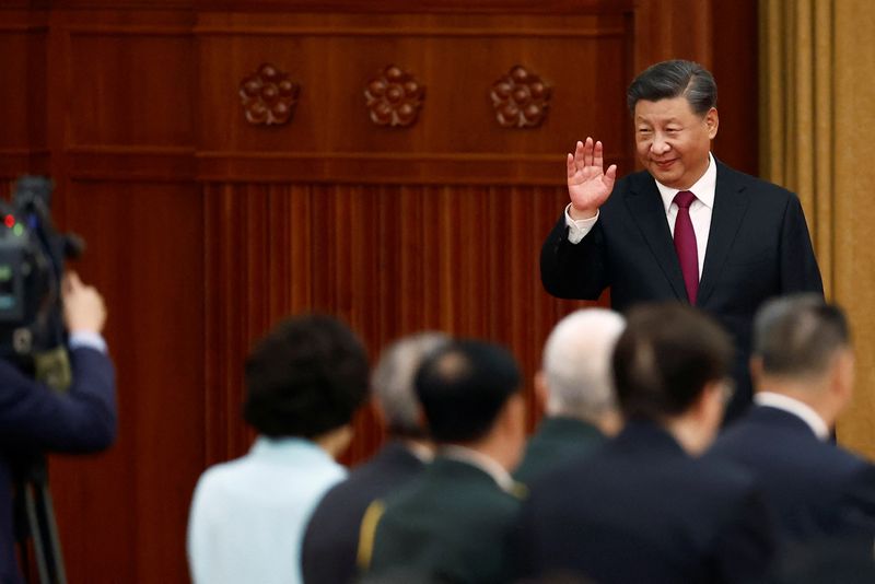 © Reuters. Chinese President Xi Jinping waves as he arrives for a reception at the Great Hall of the People on the eve of the Chinese National Day in Beijing, China September 30, 2022. REUTERS/Florence Lo
