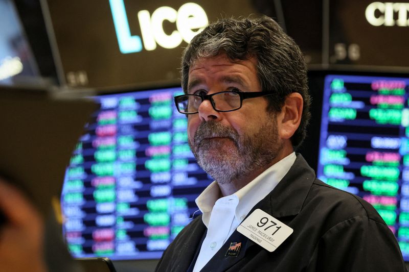 © Reuters. Traders work on the floor of the New York Stock Exchange (NYSE) in New York City, U.S., September 27, 2022.  REUTERS/Brendan McDermid