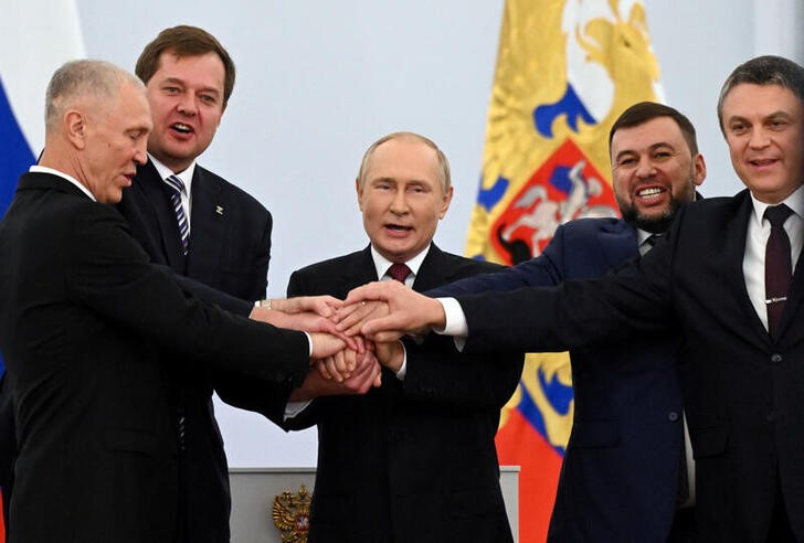 &copy; Reuters. El presidente ruso, Vladimir Putin (ctro), celebra junto a los líderes de las cuatro provincias ucranianas anexionadas por Moscú durante la ceremonia que oficializa la anexión en el Salón Georgievsky del Gran Palacio del Kremlin en Moscú, Rusia. 30 s