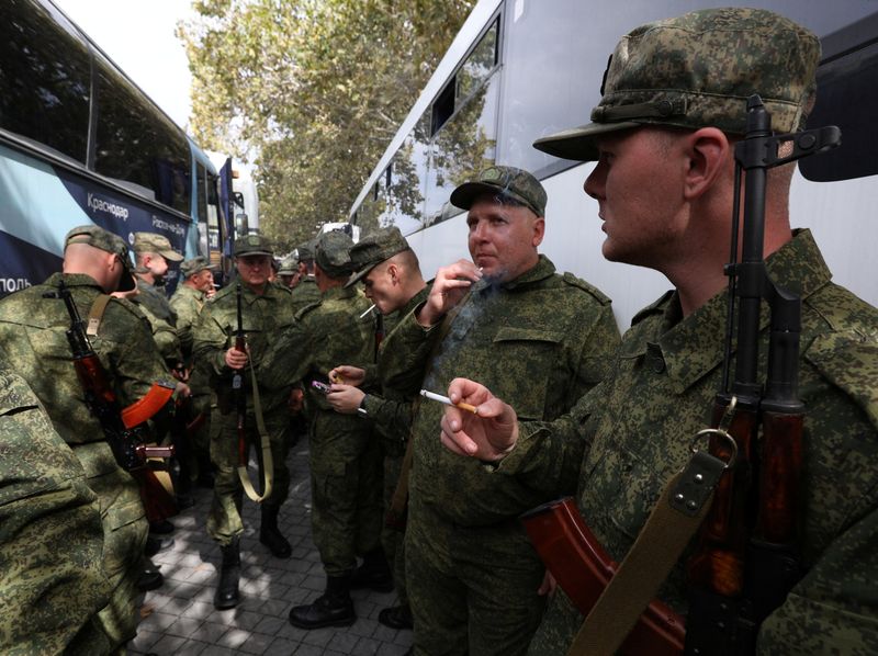 &copy; Reuters. 英軍制服組トップのラダキン国防参謀総長は３０日、ウクライナに侵攻しているロシア軍について、「脆弱性が増大」している兆候が出ているとの見方を示した。２７日撮影（２０２２年　