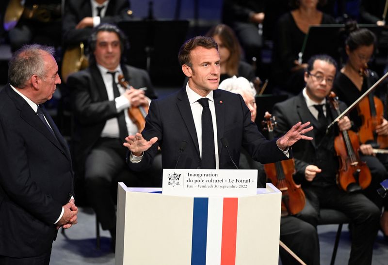 &copy; Reuters. Le président français Emmanuel Macron prononce un discours lors d'une visite à Pau. /Photo prise le 30 septembre 2022/REUTERS/Caroline Blumberg