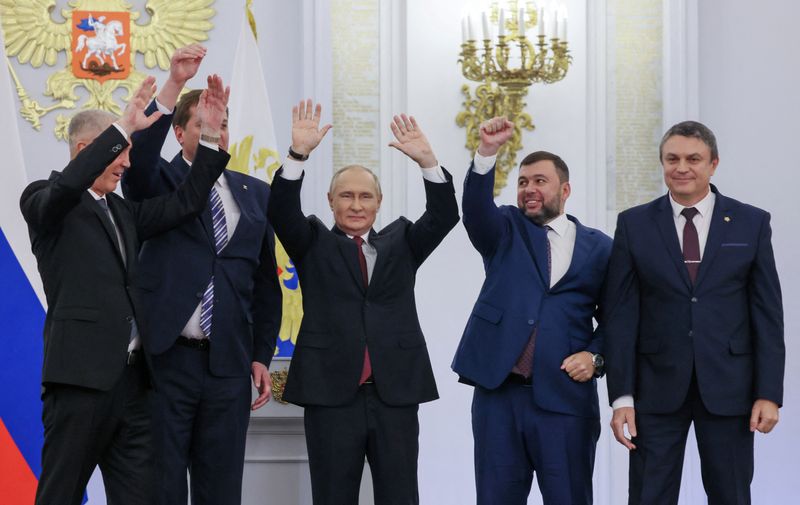 &copy; Reuters. Vladimir Putin junto de Denis Pushilin, Leonid Pasechnik, Vladimir Saldo e Yevgeny Balitsky ao anunciar anexação de regiões ucranianas
 30/9/2022   Sputnik/Mikhail Metzel/Pool via REUTERS