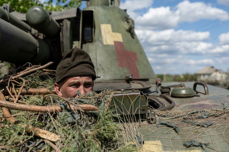 &copy; Reuters. جندي أوكراني ينظر من داخل دبابة في بلدة ليمان بمنطقة دونيتسك الأوكرانية في 28 أبريل نيسان 2022. تصوير : جورج سيلفا - رويترز . 