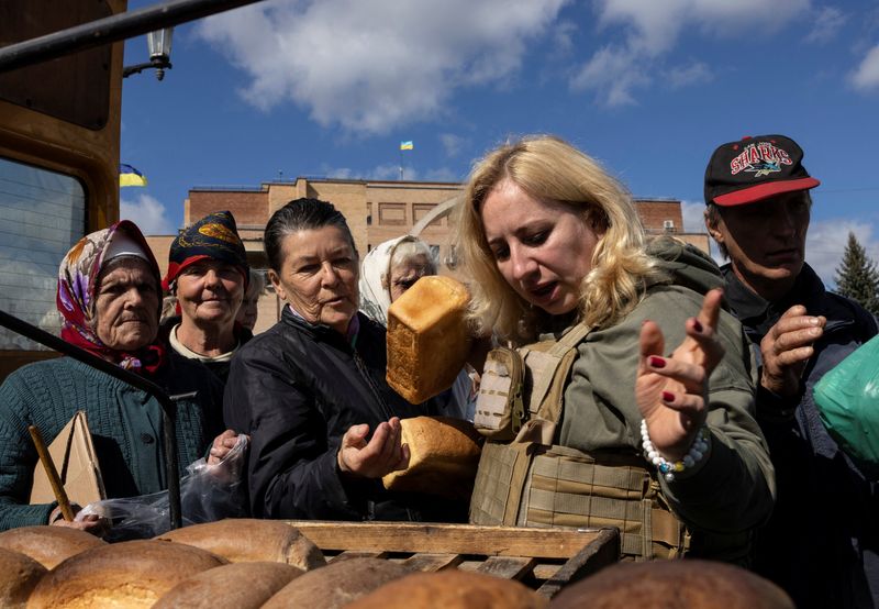 &copy; Reuters. FILE PHOTO: Locals wait in line for bread, candles and food provided by aid workers as there is no electricity in Balakliia, recently liberated by Ukrainian Armed Forces, amid Russia's invasion of Ukraine, in Kharkiv region, Ukraine September 21, 2022. RE