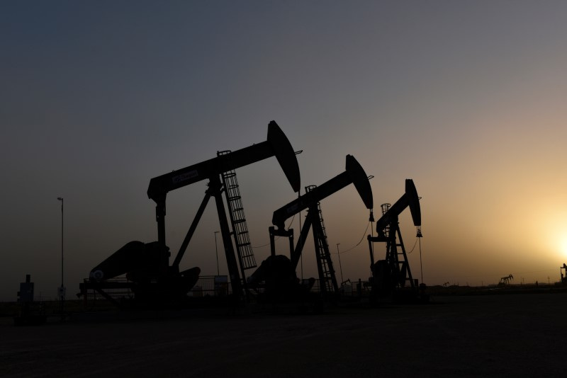 &copy; Reuters. FILE PHOTO: Pump jacks operate at sunset in Midland, Texas U.S. February 11, 2019.  REUTERS/Nick Oxford/File Photo