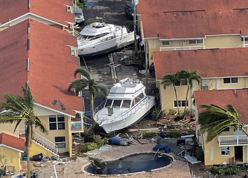 © Reuters. Barcos e edifícios danificados após o furacão Ian causar destruição generalizada em Fort Myers, Flórida, EUA.
29/09/2022
REUTERS/Shannon Stapleton