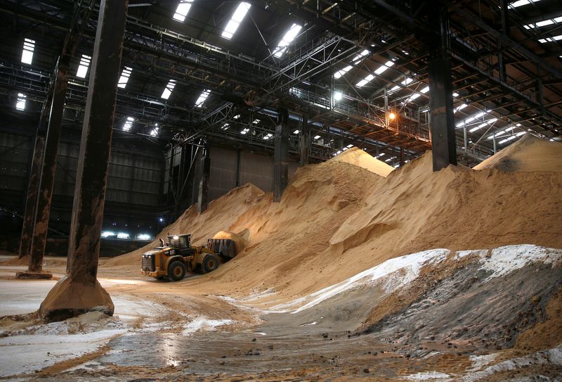 &copy; Reuters. Açúcar bruto armazenado em refinaria de Londres.  REUTERS/Peter Nicholls