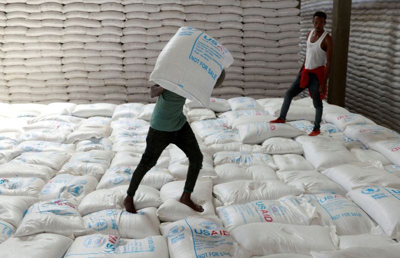 &copy; Reuters. Trabalhadores carregam sacas de grãos enviadas como parte de ajuda humanitária para a Etiópia
8/09/2022
REUTERS/Tiksa Negeri