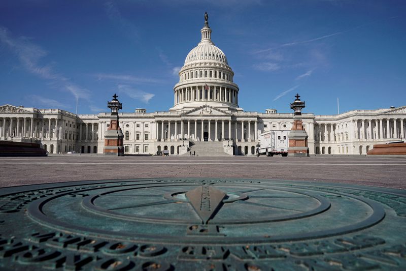 &copy; Reuters. 米下院は３０日、１２月１６日までの連邦政府資金を手当てするつなぎ予算を可決した。２０２１年３月撮影（２０２２年　ロイター/Joshua Roberts/File Photo）