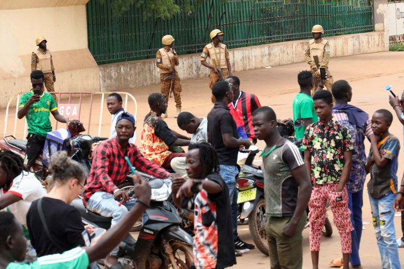 &copy; Reuters. Des soldats bloquent la route pour arrêter l'avancée des manifestants contre le chef de la junte Paul-Henri Damiba, dans une rue de Ouagadougou, au Burkina Faso. /Photo prise le 30 septembre 2022/REUTERS/Vincent Bado